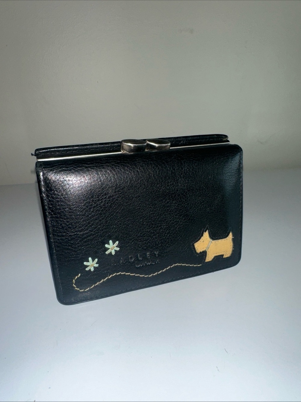 RADLEY LONDON Black Leather Kiss-Lock Trifold Wallet & Yellow Scottie Dasies